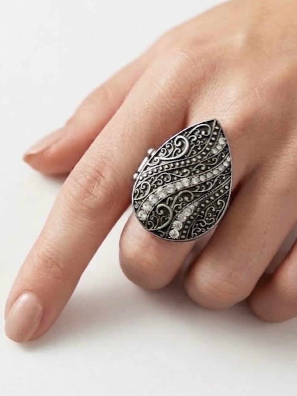 HANNAH ACCENTS  Intricate Silver and Black Ring